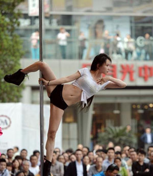 高清：重庆街头举行钢管舞比赛
