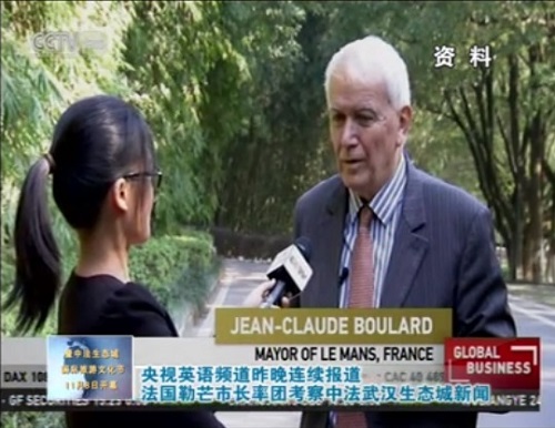 央视英语频道昨晚连续报道法国勒芒市长率团考察中法武汉生态城新闻