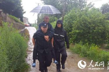 武汉蔡甸消泗地区水位告急 百名特警连夜紧急转移灾民407人