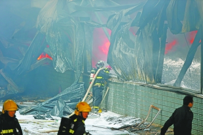 武汉蔡甸区一厂房起火烧塌钢结构屋顶 未造成伤亡