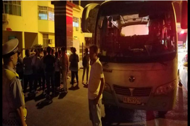 高速交警蔡甸大队连查2台超员客车 夜色中19座客车塞进30个大学生