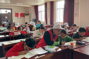 大学生志愿者周末支教蔡甸乡村小学
