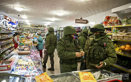 克里米亚举行公投 疑似俄军悠闲逛超市